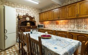 uma cozinha com uma mesa e um frigorífico branco em Casa rural mirador de sole em Cazorla