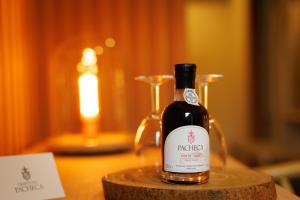 butelkę wina na stole z dwoma kieliszkami w obiekcie Hotel Folgosa Douro w mieście Armamar