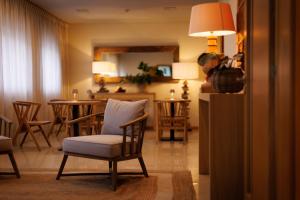 a man is taking a picture of a living room at Hotel Folgosa Douro in Armamar