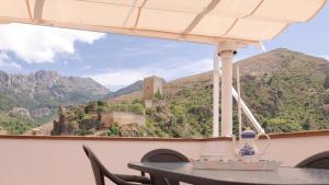 un tavolo su un balcone con vista su un castello di Casa rural mirador de sole a Cazorla