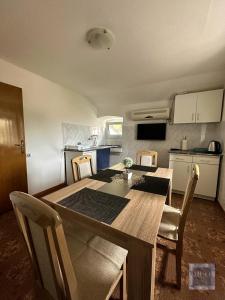 eine Küche und ein Esszimmer mit einem Tisch und Stühlen in der Unterkunft Muo 33 Apartments in Kotor
