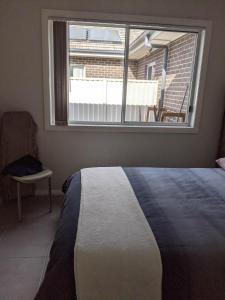 una camera da letto con un letto e una grande finestra di Country Lane a Denham Court