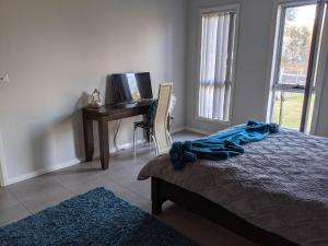 ein Schlafzimmer mit einem Bett und einem Schreibtisch mit Computer in der Unterkunft Country Lane book via booking ONLY in Denham Court