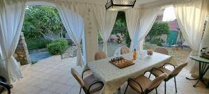 - une table blanche avec des chaises et un échiquier dans l'établissement Stone House with garden Laganini, à Zlarin