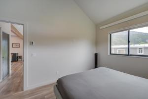Rúm í herbergi á Quiet Alpine Hideaway with Panoramic Mountain Views!