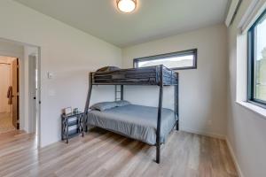 Rúm í herbergi á Quiet Alpine Hideaway with Panoramic Mountain Views!