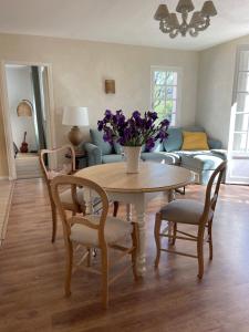 a living room with a table with a vase of flowers on it at Villa Bello Visto in Moustiers-Sainte-Marie