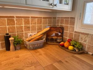una barra de cocina con una cesta de frutas y verduras en Villa Bello Visto, en Moustiers-Sainte-Marie