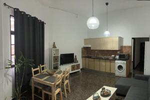 大塔拉哈爾的住宿－Apartamento en Gran Tarajal，厨房以及带桌椅的起居室。
