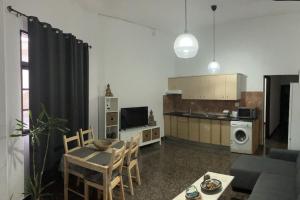 a kitchen and living room with a table and chairs at Apartamento en Gran Tarajal in Gran Tarajal