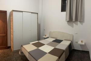 大塔拉哈爾的住宿－Apartamento en Gran Tarajal，一间卧室,卧室内配有一张可调节的床