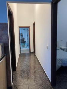 大塔拉哈爾的住宿－Apartamento en Gran Tarajal，走廊上设有一张床和镜子