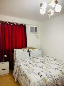 ダバオシティにあるItalian Inspired Condo in Davao by AAGのベッドルーム1室(ベッド1台、赤いカーテン付)