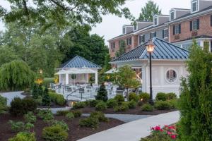 een tuin voor een gebouw met een prieel bij Best Western Plus Country Cupboard Inn in Lewisburg