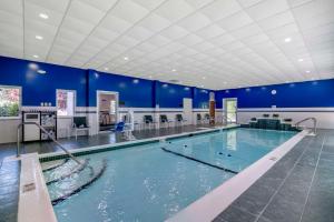 a large swimming pool with blue walls at Best Western Plus Brunswick Bath in Brunswick