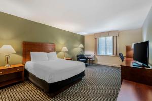 a hotel room with a bed and a flat screen tv at Best Western Plus Brunswick Bath in Brunswick