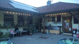 una casa con una cocina y un mostrador en ella en Appartement Camping Paradijs, en Zlatá Koruna