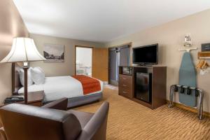 Habitación de hotel con cama y TV de pantalla plana. en Best Western Plus Rio Grande Inn, en Durango