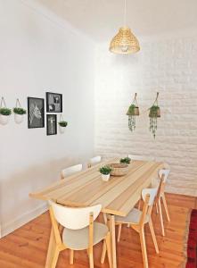 ein Esszimmer mit einem Holztisch und Stühlen in der Unterkunft Cozy 3 room apartment near House of Music in Porto
