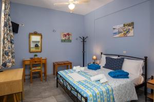 Postel nebo postele na pokoji v ubytování Irini Studios in Tinos