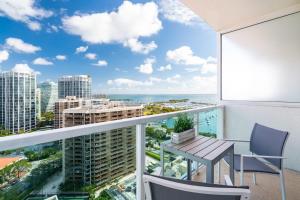 een balkon met een tafel en stoelen en uitzicht op de oceaan bij City View Balcony steps from Restaurants, Peacock Park & Marina in Miami