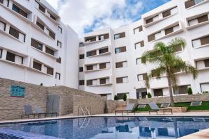 uma piscina em frente a um edifício em Luxury Apartment 100sqm with Pool near Beach WIFI Unlimited with Optical Fiber em Agadir