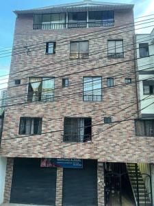 ein großes Backsteingebäude mit vielen Fenstern in der Unterkunft Apartamento familiar en itagui in Itagüí