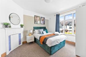 a bedroom with a large bed and a mirror at Large Stylish Home - Close to The City - Garden in Spon End