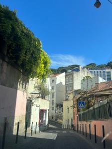 uma rua vazia numa cidade com edifícios em Perfect Studio Mouraria em Lisboa
