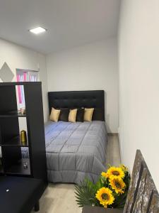um quarto com uma cama com flores amarelas em Perfect Studio Mouraria em Lisboa