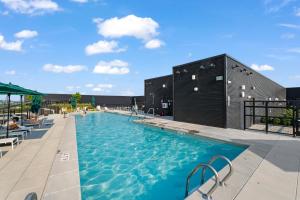 Swimming pool sa o malapit sa Global Luxury Suites at Capitol Hill