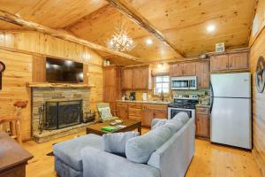 ein Wohnzimmer mit einem Sofa und eine Küche mit einem Kühlschrank in der Unterkunft NEW The Deer Cabin Peaceful Refuge in East Texas in Ben Wheeler