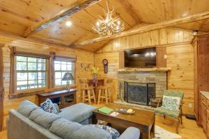ein Wohnzimmer mit einem Sofa und einem Kamin in der Unterkunft NEW The Deer Cabin Peaceful Refuge in East Texas in Ben Wheeler