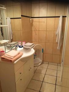 een badkamer met een wastafel en een toilet bij Maison au calme proche des cures in Jonzac