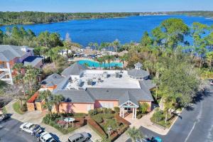 una vista aérea de una casa con un lago en A Spooktacular Haunted Mansion., en Kissimmee