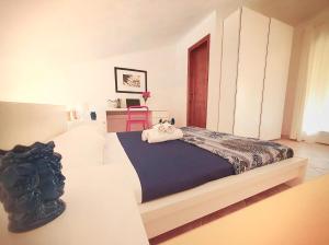 - une chambre avec un lit et une chaise rose dans l'établissement Casa vacanze Magabù, à Cefalù