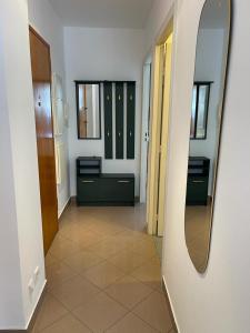 une chambre avec un miroir et un couloir avec des armoires dans l'établissement 2/3 pièces avec terrasse à NICE, à Nice