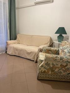 salon z kanapą i krzesłem w obiekcie 2/3 pièces avec terrasse à NICE w Nicei