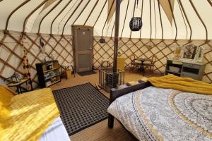 um quarto com uma cama numa tenda em Bronfelen Yurt em Cynghordy