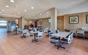 Microtel Inn & Suites by Wyndham Dry Ridge في دراي ريدج: غرفة طعام مع طاولات وكراسي في مطعم