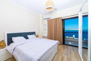 Postel nebo postele na pokoji v ubytování BLUE ViEW SUiTES + 16 fotografií