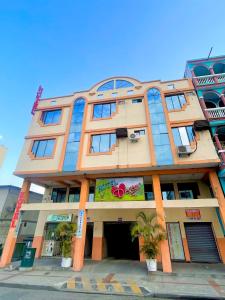 un edificio alto con muchas ventanas en Hotel Deseos en Guayaquil