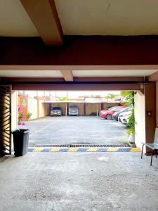 un garaje con coches estacionados en un estacionamiento en Hotel Deseos en Guayaquil