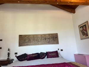 um quarto com uma cama e um tecto em madeira em La casa di Laura em Lignano Sabbiadoro