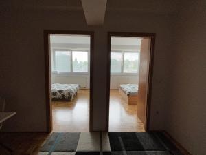 Habitación vacía con 2 puertas y 2 ventanas en Apartma Lunca 1, en Liubliana