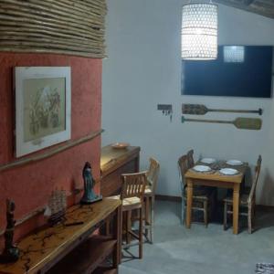 een kamer met een tafel en een tafel en stoelen bij Chalé Ilhabela Apartamento Ilhabela Bangalô Ilhabela Bangô Brasil in Ilhabela