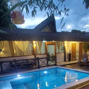 a swimming pool in front of a house at Chalé Ilhabela Apartamento Ilhabela Bangalô Ilhabela Bangô Brasil in Ilhabela