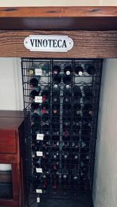 バルカルセにあるPreciosa casa con diseño únicoのワイン棚