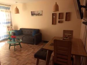 a living room with a couch and a table at La casita de Johisfress in Cartagena de Indias