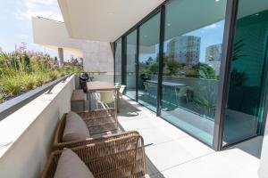 En balkon eller terrasse på Lagos Deluxe 2 With Pool by Homing